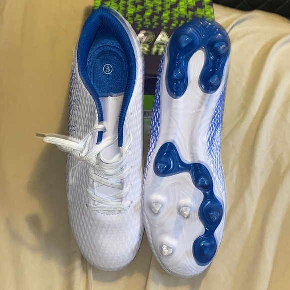 MENS SOCCER CLEATS - (New Without Tag) - Picture 3 of 5